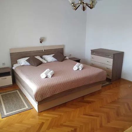 Apartment In 5462 *