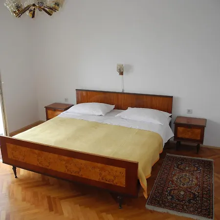 In 5462 Apartment